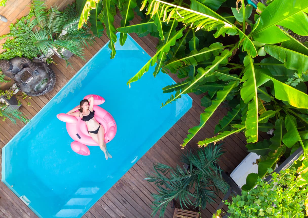 photo femme dans piscine vue aérienne